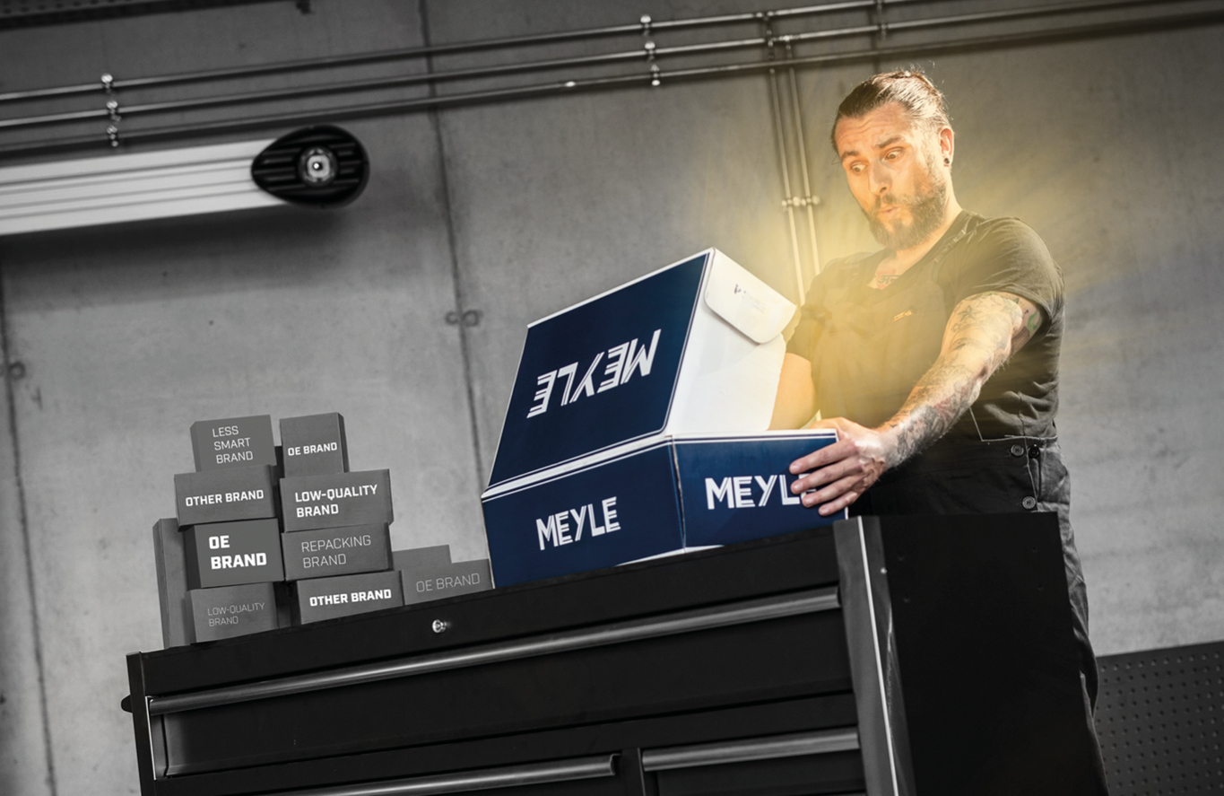 Mechaniker öffnet Meyle Verpackung